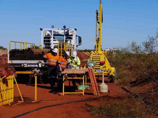 西色国际技术人员在澳大利亚盈地金矿钻探现场查看岩心
